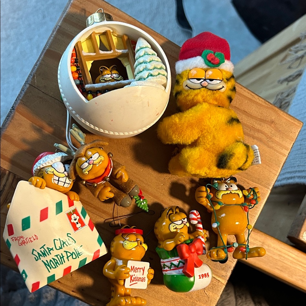Festive Garfield Ornament Collection - Yellow and Red
